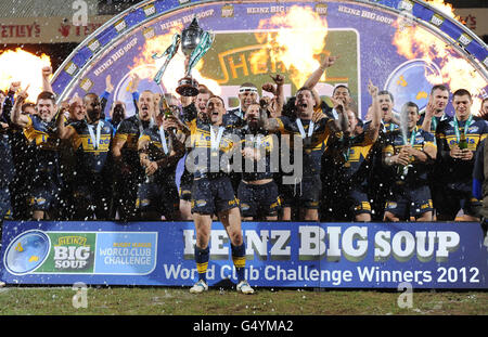 Leeds Rhinos Kapitän Kevin Sinfield hebt die Trophäe nach dem Sieg seines Teams beim World Club Challenge-Spiel in Headingley, Leeds. Stockfoto