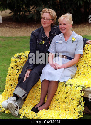 Spice Girl Melanie C auf dem Belgrave Square in London, mit Marie Curie Nurse of the Year Julieann Carter. Die Sängerin nahm an einer Fotocall Teil, um die Öffentlichkeit zum Tragen eines Narzissen zu drängen, am Marie Curie Daffodil Tag am 18. März 2000. * die Wohltätigkeitsorganisation hofft, während der Kampagne 3 Millionen zu sammeln, um die 5,000 starken nationalen Pflegedienste, zehn Hospizdienste und Forschungsarbeiten zu finanzieren. Stockfoto