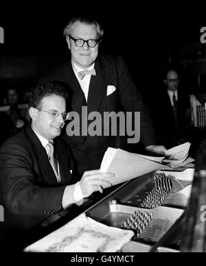 Charles Groves, Dirigent des Bournemouth Symphony Orchestra, geht mit dem amerikanischen Pianisten Julius Katchen über, der beim Konzert des Orchesters in der Royal Festival Hall in London als Solist auftreten wird. Stockfoto