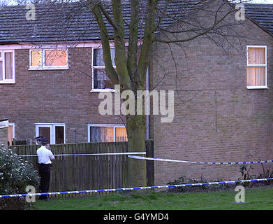 CID und uniformierte Polizei nahmen an einem Haus auf dem Great Hollands Estate, Bracknell, Berkshire, Teil, wo sie drei blutbefleckte Leichen fanden. Eine Mutter und ihre beiden Kinder, die bei einem rasenden Messerangriff getötet wurden. Stockfoto