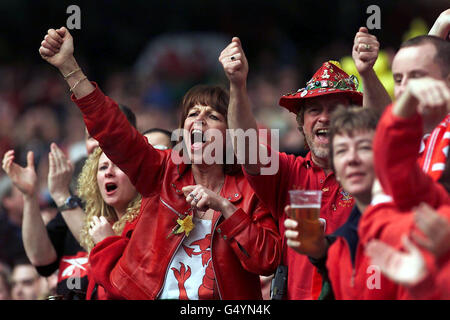 Fans von Wales feiern Shane Williams' erste Halbzeit beim Rugby-Spiel der Wales gegen Scotland Six Nations Championship im Millennium Stadium, Cardiff. Stockfoto