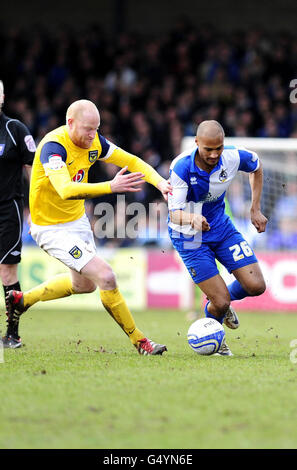 Christias Zebroski von Bristol Rovers und Andrew Whing von Oxford United kämpfen im zweiten Spiel der npower Football League im Memorial Stadium in Bristol um den Ball. Stockfoto