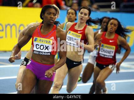 Die britische Shana Cox gewinnt beim Aviva Grand Prix in der National Indoor Arena, Birmingham, die 400 Meter der Frauen. Stockfoto