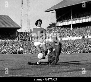 Fußball - League Division One - Tottenham Hotspur gegen Manchester United - White Hart Lane. Tottenham Hotspur-Torhüter Pat Jennings taucht zu Füßen von George Best von Manchester United. Stockfoto