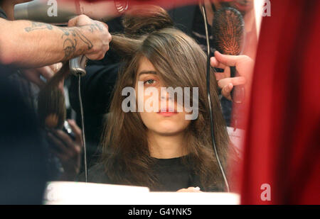 Models Backstage während der Topshop Unique Show im Rahmen der London Fashion Week, Topshop Venue, Old Billingsgate, London. Stockfoto