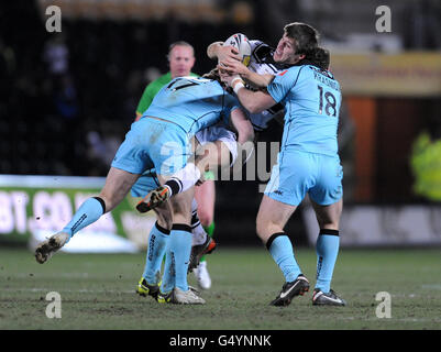 Tom Briscoe von Hull wird von Jason Golden und Olsi Krasniqi (rechts) der Londoner Broncos während des Spiels der Stobart Super League im KC Stadium, Hull, angegangen. Stockfoto