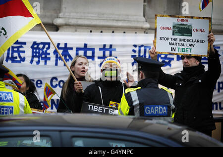 Befreien Sie Tibet-Demonstranten vor dem Schloss Dublin, als der chinesische Vizepräsident Xi Jinping am zweiten Tag seines offiziellen Besuchs in Irland mit anderen Würdenträgern eintrifft. Stockfoto