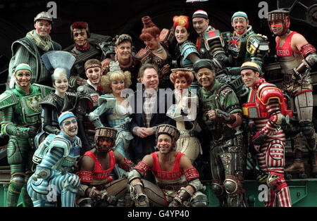 Komponist Andrew Lloyd-Webber (C) mit der aktuellen Besetzung seines Musicals 'Starlight Express' auf einer Dampfmaschine vor dem Apollo Victoria Thetare in London, während sie sich auf den 12. Geburtstag der Show vorbereiten. Stockfoto