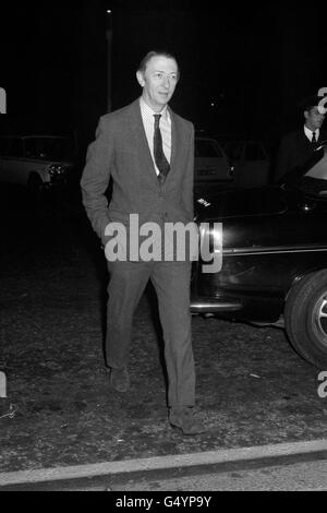 Robert Carr, Staatssekretär für Beschäftigung, kommt nach einem Treffen in der Downing Street Nr. 10 mit seinen Kollegen im Kabinett zurück in sein Ministerium, um den aktuellen Stromgenerationsstreit zu diskutieren. Stockfoto