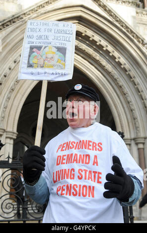 George Day nimmt an einer Demonstration von Gewerkschaftsmitgliedern vor den Royal Courts of Justice in Zentral-London Teil, während Gewerkschaften ihren Fall vor das Berufungsgericht bringen, nachdem sie eine rechtliche Anfechtung der Berechnung der Renten im öffentlichen Sektor verloren haben. Stockfoto