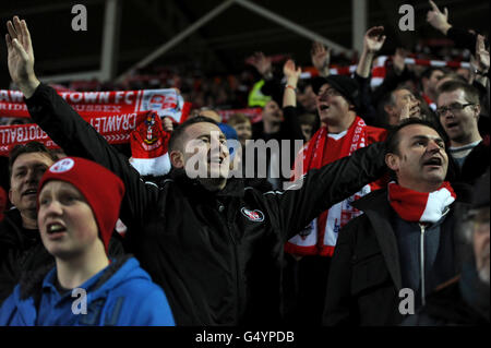 Fußball - FA Cup - vierte Runde - Hull City / Crawley Town - KC Stadium. Crawley Town-Fans feiern auf den Tribünen Stockfoto