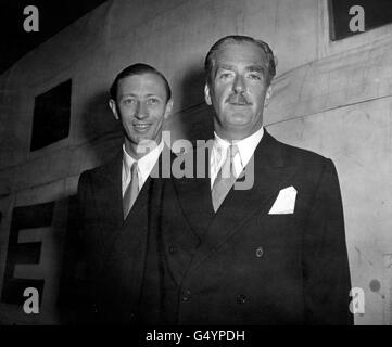 Der stellvertretende Oppositionsführer Anthony Eden (rechts) und sein Hauptprivatsekretär Robert Carr MP kommen aus Amerika nach Großbritannien zurück. Stockfoto