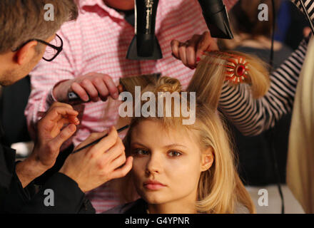 Ein Model Backstage bei der Issa Show im Somerset House in London, Teil der London Fashion Week. Stockfoto