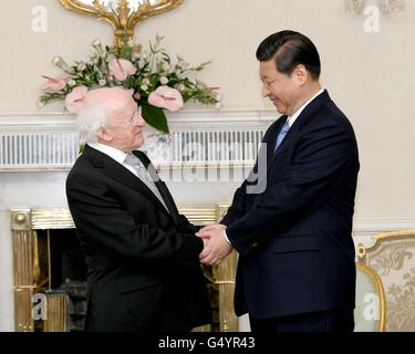 S.E. Xi Jinping , Vizepräsident der Volksrepublik China mit dem irischen Präsidenten Michael D. Higgins in Aras an Uachtarain, wo die beiden am dritten und letzten Tag eines dreitägigen Irlandbesuchs Gespräche führten. Stockfoto
