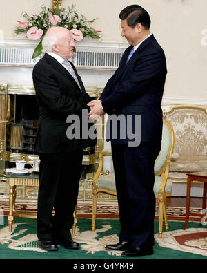 S.E. Xi Jinping , Vizepräsident der Volksrepublik China mit dem irischen Präsidenten Michael D. Higgins in Aras an Uachtarain, wo die beiden am dritten und letzten Tag eines dreitägigen Irlandbesuchs Gespräche führten. Stockfoto
