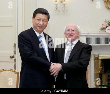 S.E. Xi Jinping , Vizepräsident der Volksrepublik China mit dem irischen Präsidenten Michael D. Higgins in Aras an Uachtarain, wo die beiden am dritten und letzten Tag eines dreitägigen Irlandbesuchs Gespräche führten. Stockfoto