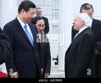 Herr Xi Jinping , Vizepräsident der Volksrepublik China mit Präsident von Irland Michael D. Higgins in Aras an Uachtarain nach den beiden Gesprächen am dritten und letzten Tag eines dreitägigen Besuchs in Irland, als er zu einer Veranstaltung im Royal Hospital Kilmainham aufbricht. Stockfoto