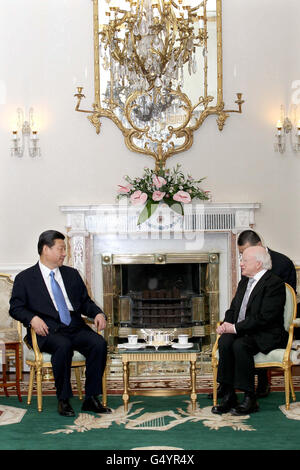 S.E. Xi Jinping , Vizepräsident der Volksrepublik China mit dem irischen Präsidenten Michael D. Higgins in Aras an Uachtarain, wo die beiden am dritten und letzten Tag eines dreitägigen Irlandbesuchs Gespräche führten. Stockfoto