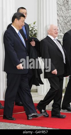 Herr Xi Jinping , Vizepräsident der Volksrepublik China mit Präsident von Irland Michael D. Higgins in Aras an Uachtarain nach den beiden Gesprächen am dritten und letzten Tag eines dreitägigen Besuchs in Irland, als er zu einer Veranstaltung im Royal Hospital Kilmainham aufbricht. Stockfoto