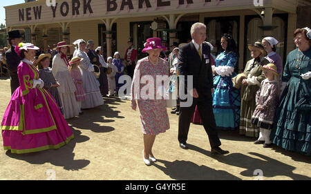 Königin Elizabeth II. Geht in Begleitung von Gerard Ballantyne, Vorsitzender des Tourismusverbandes Ballarat, durch die Hauptstraße von Sovereign Hill, einer rekonstruierten Goldrauschstadt aus dem Jahr 1850 in der Nähe von Ballarat, Victoria. Tausende von Menschen besuchten die ehemalige Boom-Stadt, als sie die Königin besuchten. * als 1851 Gold entdeckt wurde. Stockfoto