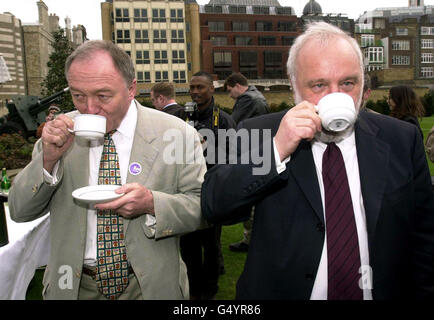 Die Londoner Bürgermeister-Kandidaten Frank Dobson (rechts) und Ken Livingstone genießen eine Tasse Kaffee in London. Die Rivalen fuhren im gebundenen Heißluftballon der Cancer Research Campaign auf dem Gelände des Armoury House der Honourable Artillery Company. *um Geld für die Krebsforschung zu sammeln. Stockfoto