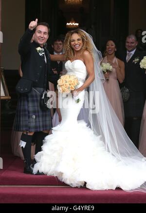 Schauspieler Martin Compston und Tianna Chanel Flynn im Mar Hall Resort in Renfrewshire nach ihrer Hochzeit. Stockfoto