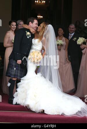 Schauspieler Martin Compston und Tianna Chanel Flynn im Mar Hall Resort in Renfrewshire nach ihrer Hochzeit. Stockfoto