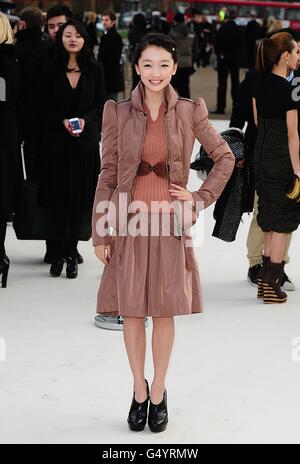 Promis besuchen Burberry Prorsum - London Fashion Week Stockfoto