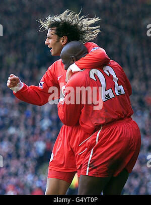 Liverpools Titi Camara (R) feiert sein Tor mit seinem Teamkollegen Patrik Berger während ihres FA Premiership-Spiels gegen Newcastle United in Anfield. Endergebnis: Liverpool 2 Newcastle 1. Stockfoto