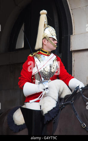 LONDON - APRIL 16: Unbekannte Männer Mitglieder der königlichen Garde in der Nähe Whitehall Palace am 16. April 2016 in London, United Kingd Stockfoto