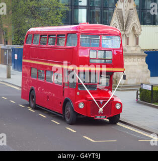 LONDON - 17 APRIL: Roten Doppeldeckerbus auf der Canon-Straße in London am 17. April 2016 in London, Vereinigtes Königreich. Diese Dobledecker Bus ist Stockfoto