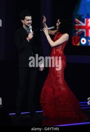 Jack Whitehall und Jessie J auf der Bühne während der Brit Awards 2012 in der O2 Arena, London. Stockfoto