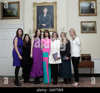 (Von links nach rechts) Caroline Rush, Geschäftsführerin des British Fashion Council, Designerin Mary Katrantzou, Designerin Roksanda Ilincic, Botschafterin des British Fashion Council Samantha Cameron, Natalie Massanet von Net-A-Porter, Die Designerin Anya Hindmarch und Danielle Crook von Vodafone nehmen an einem Empfang der London Fashion Week in der Downing Street 10 in London, England, Teil. Stockfoto