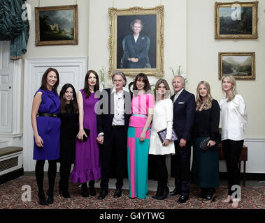 (Von links nach rechts) Caroline Rush, Geschäftsführerin des British Fashion Council, Designerin Mary Katrantzou, Designerin Roksanda Ilincic, Designerin Sir Paul Smith, Botschafterin des British Fashion Council Samantha Cameron, Natalie Massanet von Net-a-Porter, Vorsitzende des BFC Harold Tillman, Die Designerin Anya Hindmarch und Danielle Crook von Vodafone nehmen an einem Empfang zur London Fashion Week in der Downing Street 10 in London, England, Teil. Stockfoto