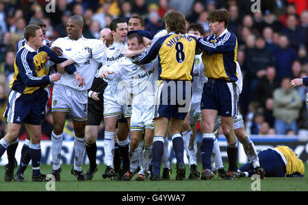 Bild der Bibliotheksdatei vom 12/02/00 der Massenzanks, die während des Premiership-Matches zwischen Leeds United und Tottenham Hotspur-Spielern in der Elland Road ausbrach. Sowohl Leeds als auch Tottenham wurden heute, Mittwoch, 29. März 2000, von einer Disziplinaranhörung des Fußballverbands in Birmingham mit einer Geldstrafe von je 150,000 Pfund bestraft. Siehe PA Story SOCCER Disziplinarangelegenheiten. **EDI** PA Foto : Phil Noble Stockfoto