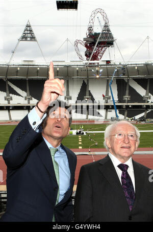 Lord Sebastian Coe, Vorsitzender von LOCOG (links) und der irische Präsident Michael D Higgins bei einem Besuch im Olympiastadion in Stratford, London. Stockfoto