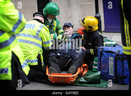 Die Rettungsdienste nehmen heute an einer Sicherheitsübung der Olympischen Spiele in London an der stillsitzenden Station Aldwych Teil, wo sie einen Terroranschlag auf die Londoner U-Bahn nachstellten. Stockfoto