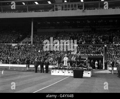 Fußball - FIFA World Cup England 1966 - Eröffnungs-Spiel - Gruppe 1 - England gegen Uruguay - Wembley Stadium. Die Queen wird heute nach der Eröffnung der Weltmeisterschaft im Wembley Stadium in London auf dem Spielfeld präsentiert. Stockfoto