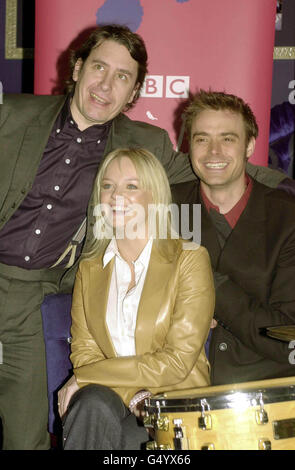 Der Musiker Jools Holland( l), Spice Girl Emma Bunton und BBC Radio- und Fernsehmoderator Jamie Theakston bei The Sound Republic in London, um BBC Music Live zu promoten, ein fünftägiges Festival, das 1000 Stunden ununterbrochenes Live-Musik auf BBC Radio und Fernsehen anbietet. *das Festival läuft vom 25. Bis 29. Mai dieses Jahres. Stockfoto