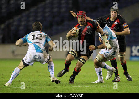 Edinburgh Rugby's Netani Talei (2. Links) Übernimmt Ospreys' Andrew Bishop (links) und Jonathan Thomas Stockfoto