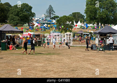 Familien zu Fuß durch die Anlage vor Unterhaltung Zelten am Hafen Eliot Festival Cornwall Stockfoto