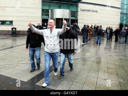 Jason Loughlin, 36, (Mitte) verlässt das Crown Court in Belfast, nachdem er von der Morde an Tommy English (40), dem Chef der Ulster Defense Association (UDA), freigesprochen wurde, der in seinem Haus in Newtownabbey, Co Antrim, an der Halloween-Nacht 2000 vor seiner Frau und drei kleinen Kindern niedergeschossen wurde. Stockfoto