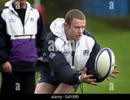 Schottlands Jason White während einer Trainingseinheit in Murrayfield. Der Flanker Jason White aus Glasgow Caledonians und Northampton Lock Richard Metcalfe wurden als Schottlands neue Kappen für das Six Nations Matchmatch gegen England am 02/04/2000 benannt. Stockfoto