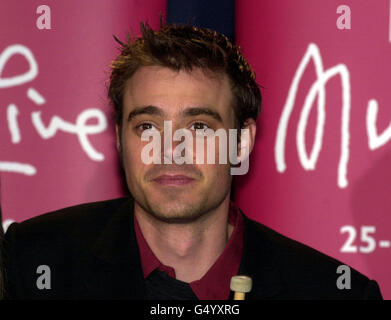 TV-Moderator Jamie Theakston bei der Vorstellung von BBC Music Live Tomorrow im Sound Republic in Leicester Square, London. *22/12/00 TV-Moderator Jamie Theakston ist weniger fancable als Big Brothers fieser Nick, nach einer neuen Umfrage. Die verblüffende Schnupfe wurde in einer Umfrage geliefert, in der Frauen gefragt wurden, mit wem sie am meisten ein Taxi nach Hause nach ihrer jährlichen Weihnachtsfeier fangen möchten. Mehr als 60 der 800 befragten Frauen gaben an, dass sie gerne mit dem fiesen Nick Bateman fahren würden, während weniger als 50 mit dem TV-Moderator ein Taxi abwinken wollten. 22/12/02: Jamie Theakston Wer hat Stockfoto