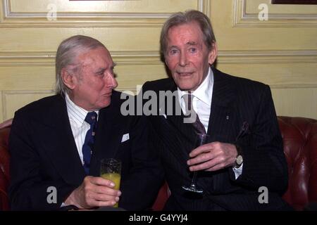 Der erfahrene Schauspieler Peter O'Toole (rechts) mit dem Komiker Spike Milligan während einer Zeremonie im Londoner Simpson's-in-the-Strand, wo er den Oldie of the Year Award erhielt. O'Toole wurde von einer Jury wegen seines messerscharfen Witz und seiner Lebensfreude ausgewählt. *die Jury bestand aus Joanna Lumley, Richard Ingrams und Terry Wogan. Zu den früheren Gewinnern gehören Spike Milligan, Betty Boothroyd und One Foot in the Grave Star Richard Wilson. Stockfoto