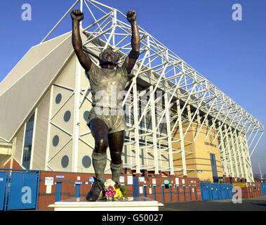 Leeds FC Tote Blumen statue Stockfoto