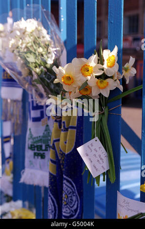 An den Toren der Elland Road, der Heimat des Leeds United Football Club, wurden Blumengebete in Erinnerung an zwei Leeds-Fans, die bei einem Ausbruch der Kämpfe in Istanbul getötet wurden, angebracht. Stockfoto