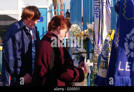 Leeds United Fans legen vor den Toren der Elland Road, der Heimat des Leeds United Football Club, blumige Tribute ab, um zwei Leeds Fans zu gedenken, die bei einem Ausbruch der Kämpfe in Istanbul getötet wurden. Stockfoto