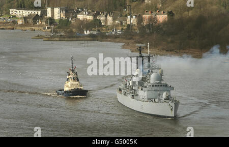 Die HMS Liverpool fährt den Fluss Clyde hinauf. STANDALONE-FOTO: Zerstörer des Typs 42 HMS Liverpool segelt den Fluss Clyde auf einem viertägigen Besuch in Glasgow hinauf. Stockfoto