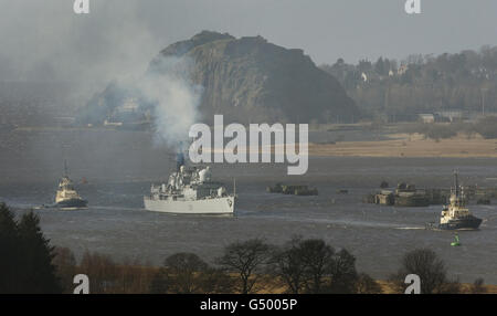 Die HMS Liverpool fährt den Fluss Clyde hinauf. STANDALONE-FOTO: Zerstörer des Typs 42 HMS Liverpool segelt den Fluss Clyde auf einem viertägigen Besuch in Glasgow hinauf. Stockfoto